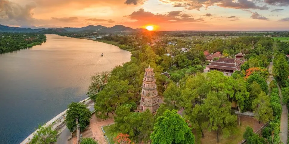 Chùa Thiên Mụ bên dòng sông Hương ở Huế