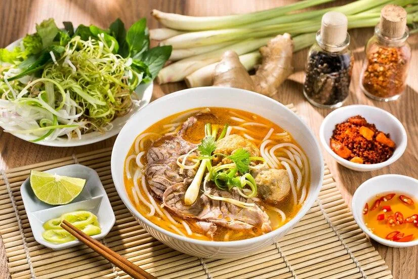 Bún bò Huế với thịt bò, sợi bún và rau ăn kèm