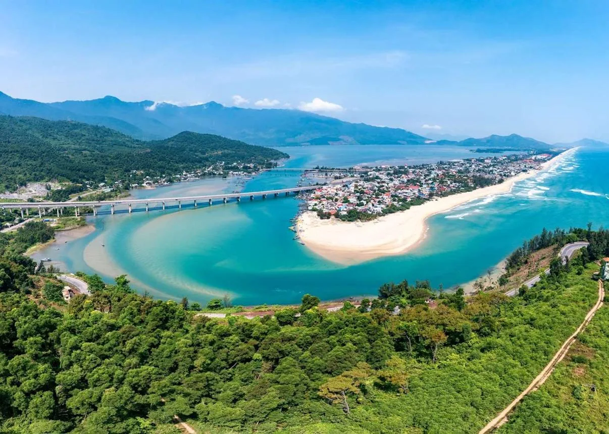 Vẻ đẹp biển Lăng Cô với làn nước xanh và núi non