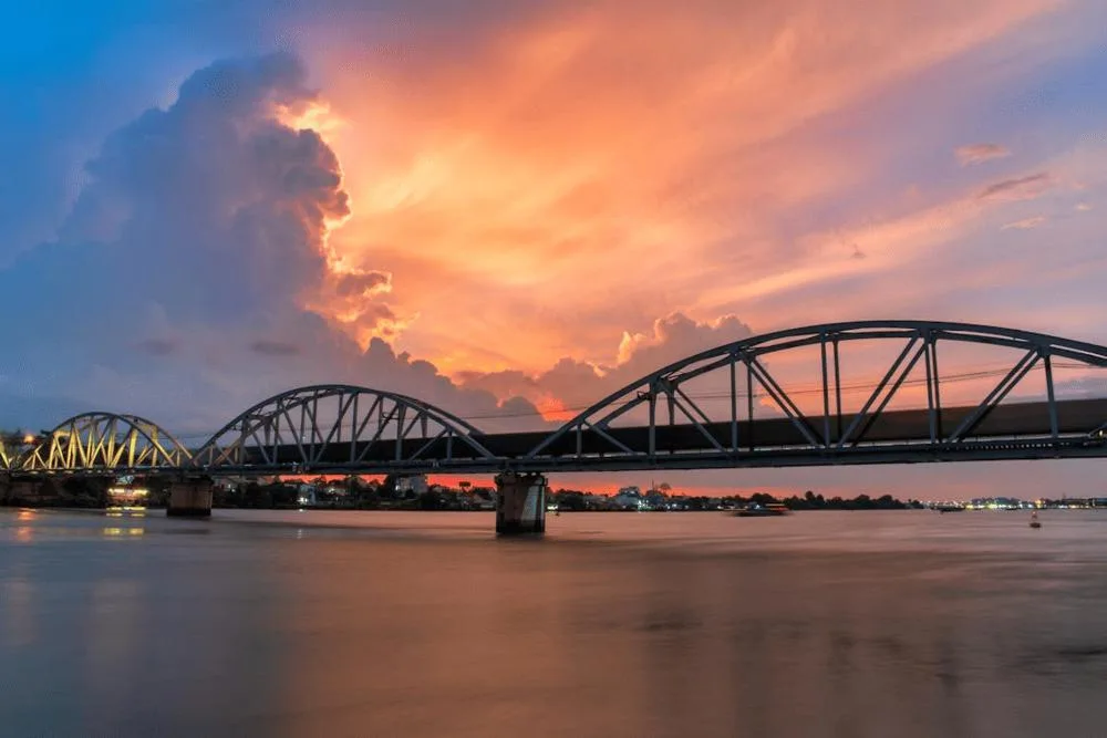 Cầu Trường Tiền và sông Hương lúc hoàng hôn